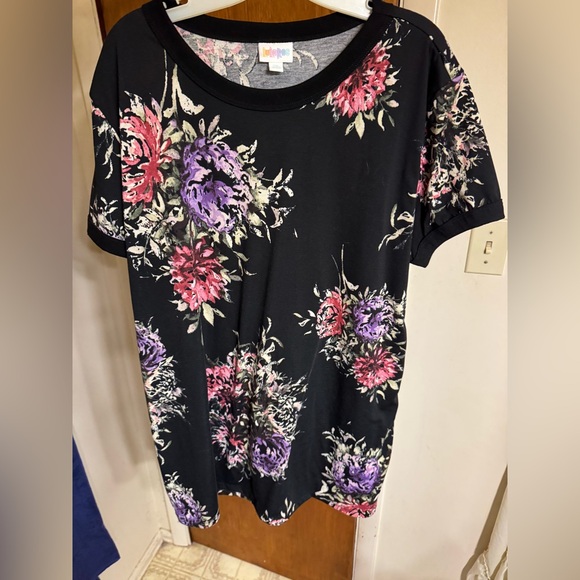 Excellent used condition size 2X LuLaRoe floral print top on black background - Picture 7 of 8